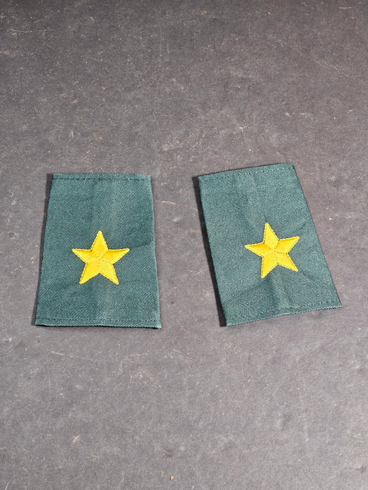 Iraqi 1 star shoulder boards green with gold 2.5" x3.5", David's Antiques and Oddities