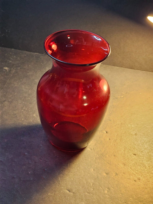 Ruby glass vase   8x5 ' /No damage/presents well, Antiques, David's Antiques and Oddities