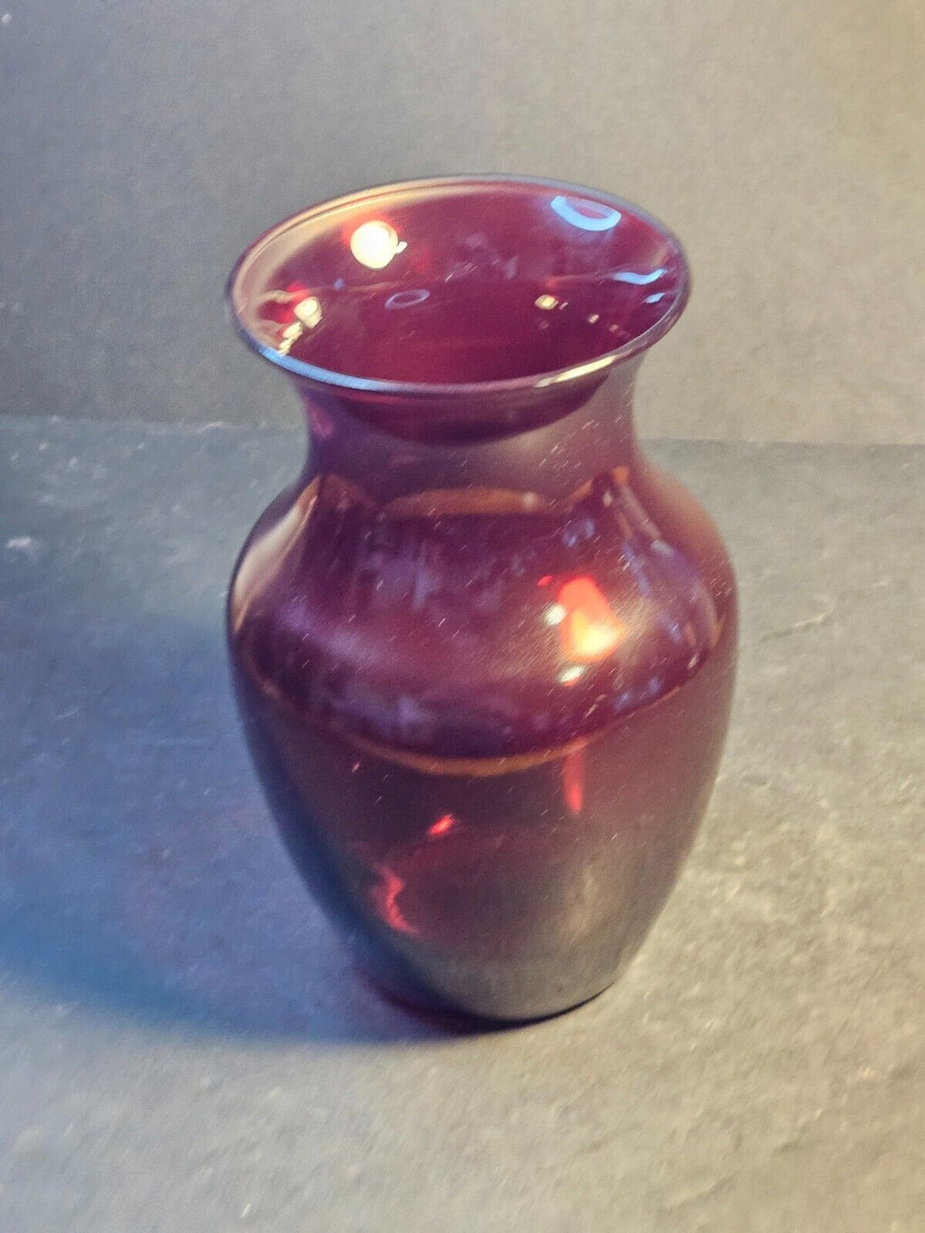 Ruby glass vase   8x5 ' /No damage/presents well, Antiques, David's Antiques and Oddities