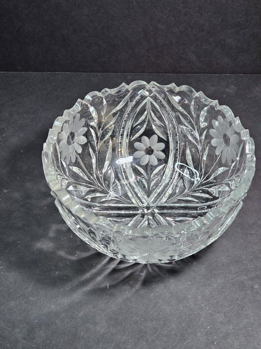 Etched glass bowl, Near 8.25" wide 3.5" high., Antiques, David's Antiques and Oddities
