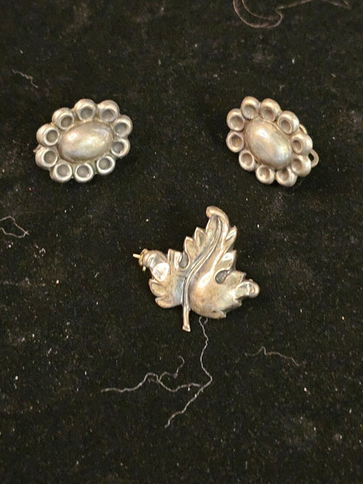 Sterling silver earrings screw backs and leaf pin/ nice set 1960s, Antiques, David's Antiques and Oddities