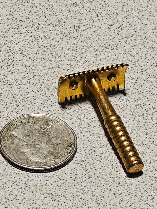 Salesman sample tiny working razor, not a toy, gold color actual blade