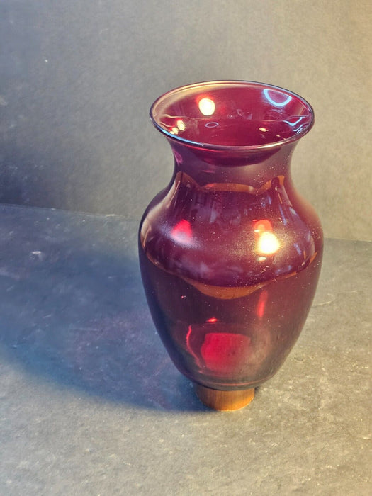 Ruby glass vase   8x5 ' /No damage/presents well, Antiques, David's Antiques and Oddities