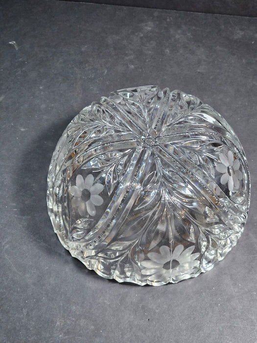 Etched glass bowl, Near 8.25" wide 3.5" high., Antiques, David's Antiques and Oddities