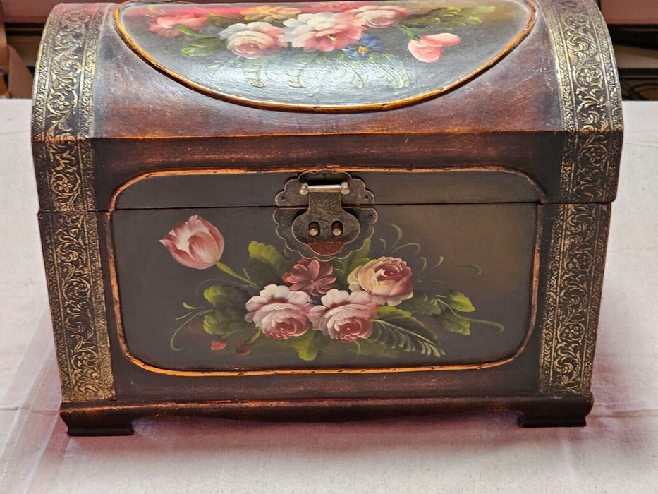Import from the 1980s painted floral box velvet lined 17.25x9.5x13H