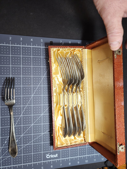 Africa Korps WW2 German set of 6 forks in original case.